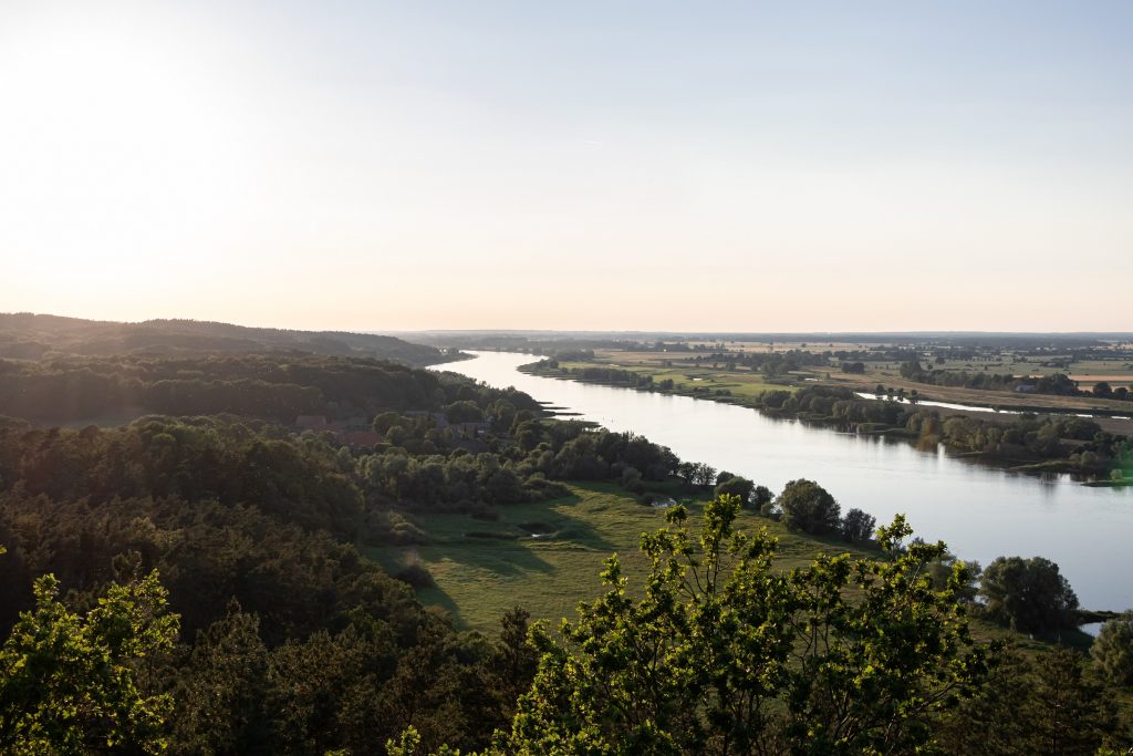 der blick auf die elbtalaue vom aussichtsturm kniepenberg ©marketingbüro wendland.elbe